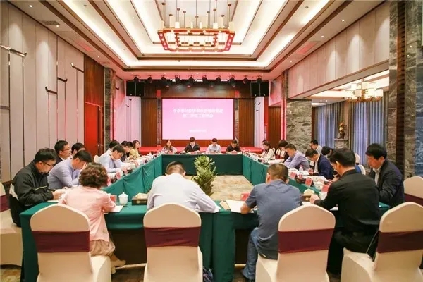 全市非公經(jīng)濟(jì)和社會(huì)組織黨建第二季度工作例會(huì)在新站召開！